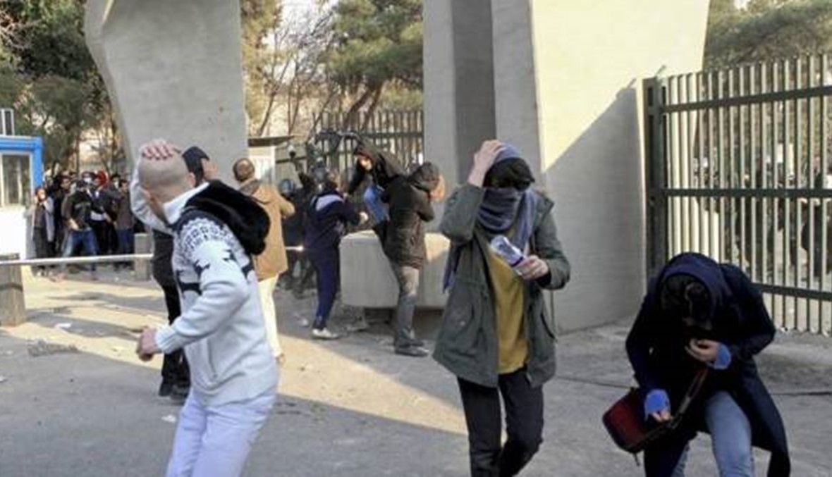 مقتل 3 ضباط شرطة في اشتباكات مع محتجين في طهران