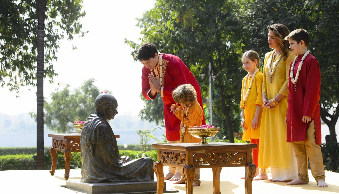 رئيس الوزراء الكندي  وأسرته يزورون منزل غاندي في  الهند (أ ف ب).