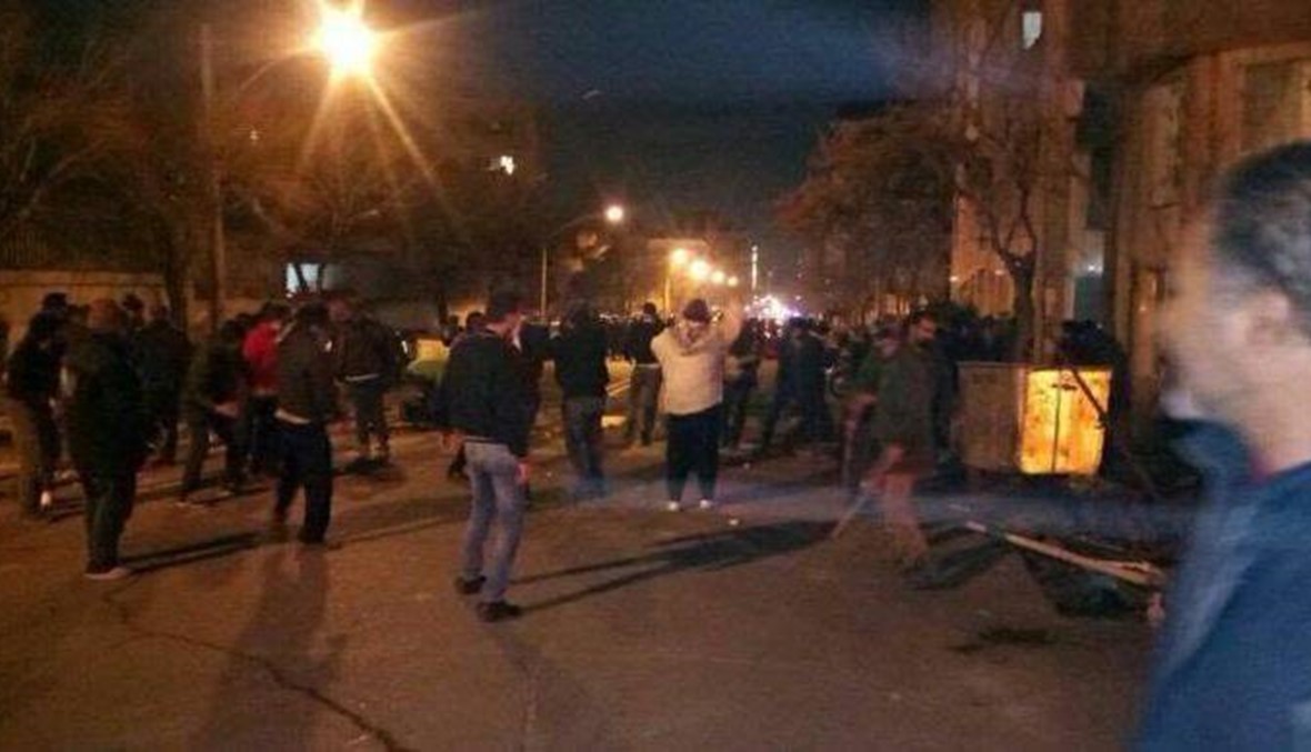 احتجاجات ليليّة في طهران: صوفيّون يشتبكون مع الشرطة... مقتل 5 أمنيّين (فيديو وصور)