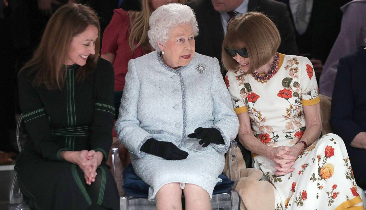 للمرة الاولى: الملكة اليزابيث الثانية حضرت اسبوع الموضة في لندن