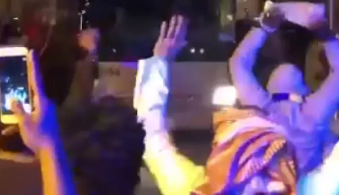 بالفيديو: رمي عبوات وحجارة على حافلة النصر السعودي!