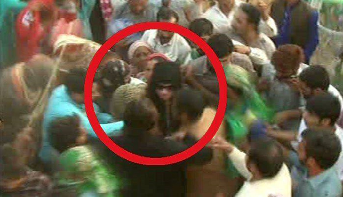 بالفيديو: باكستانية تتعرض لتحرش جماعي في تجمع سياسي!