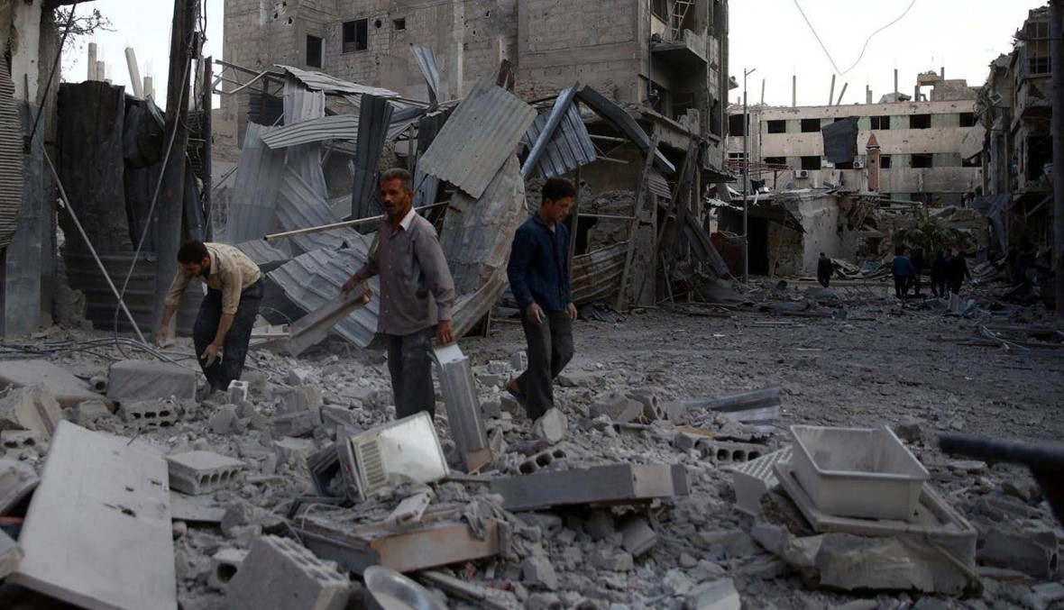 عوارض اختناق تصيب 13 مدنياً وتودي بطفل بعد قصف في الغوطة الشرقية