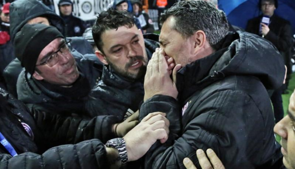 "لفافة ورق مرحاض" تتسبب بإلغاء مباراة في الدوري اليوناني