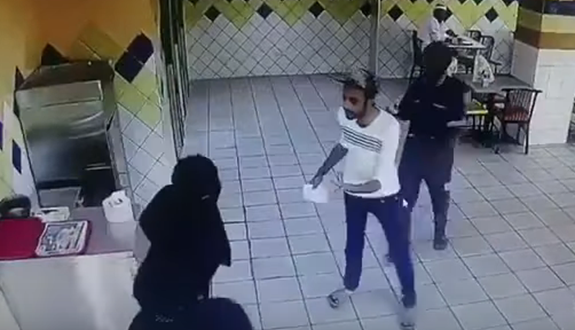 فتاة تضرب شاباً في السعودية: "الوضع صعب يا عيال"