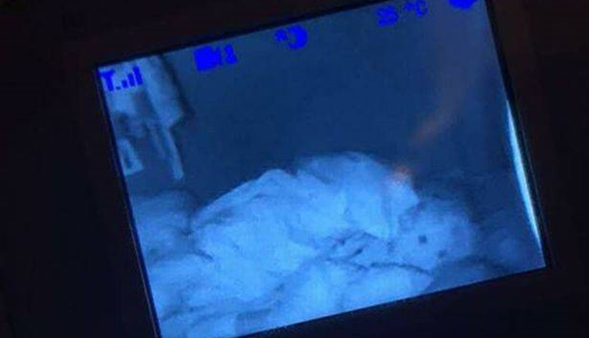 وضعت كاميرا في الغرفة لمراقبة طفلتها فلمحت شيئاً غريباً في سريرها