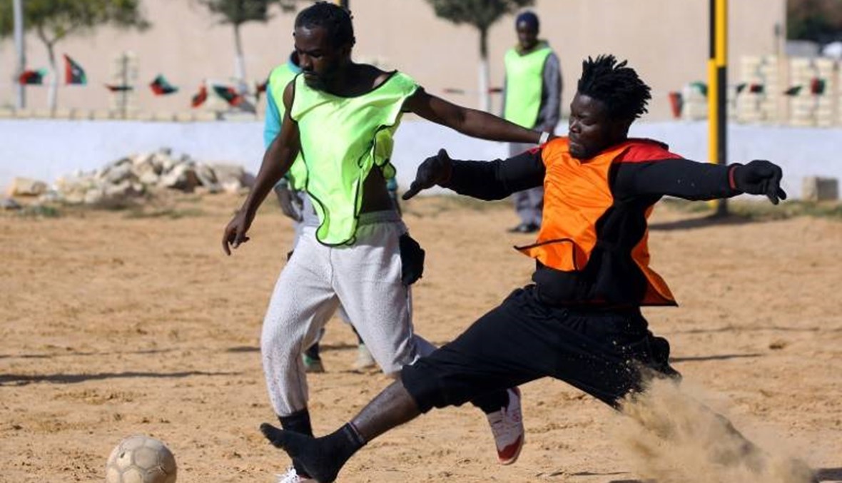 "صراع الأُسود"... كرة القدم حاضرة في مركز ليبي للمهاجرين