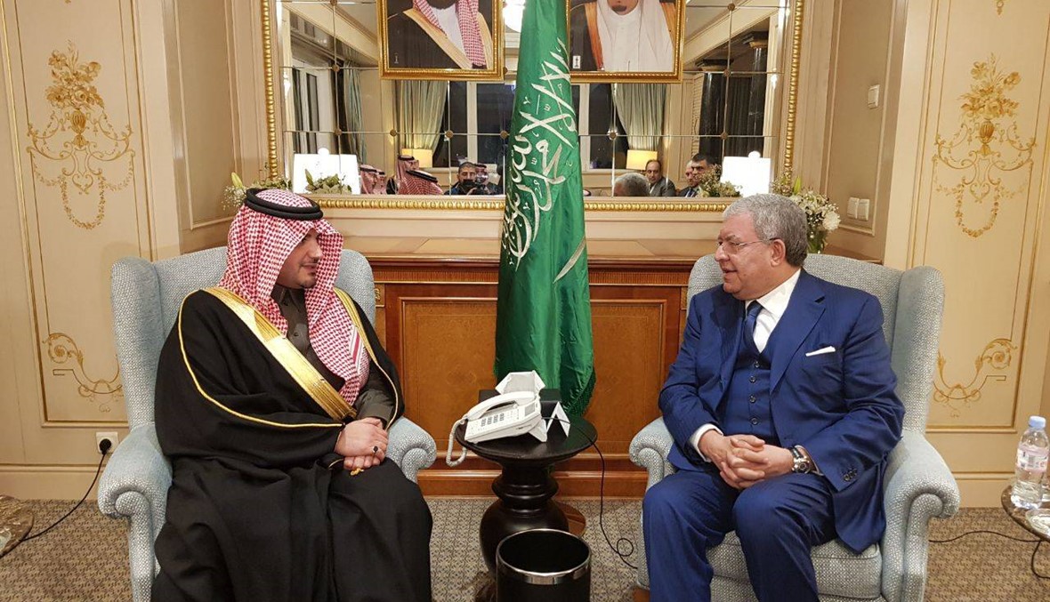 المشنوق التقى وزير الداخلية السعودي: ارتياح لعودة الحرارة بين البلدين