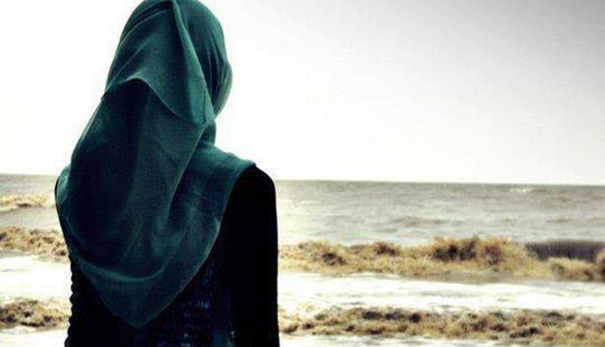 السجن سنتين لإيرانية نزعت حجابها علناً