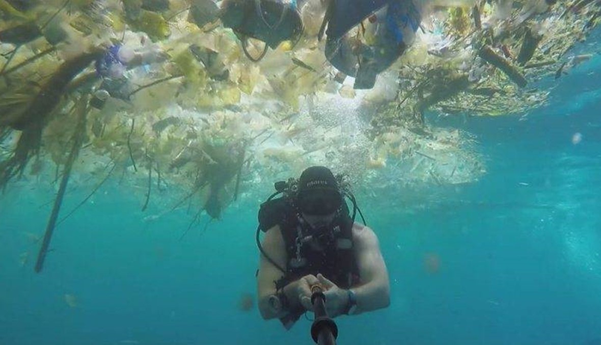 بالفيديو- غوّاص يسبح بين القمامة وأكياس البلاستيك