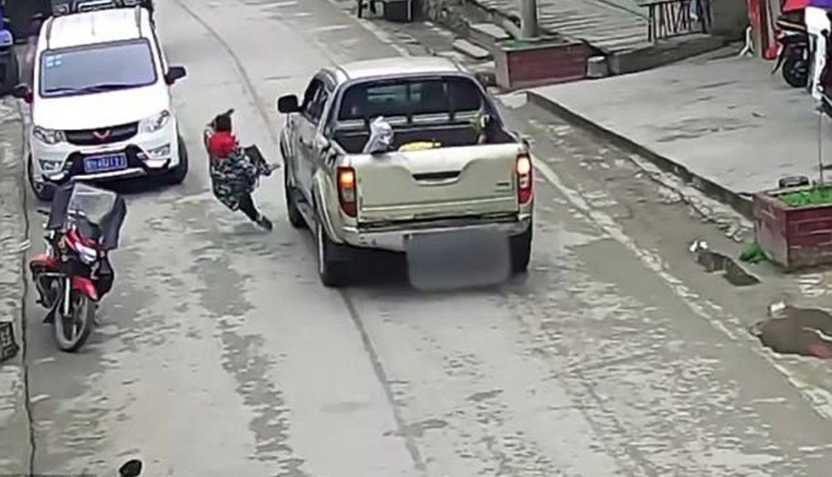 بالفيديو- حاولت إنقاذ طفلها فصدمتهما شاحنة