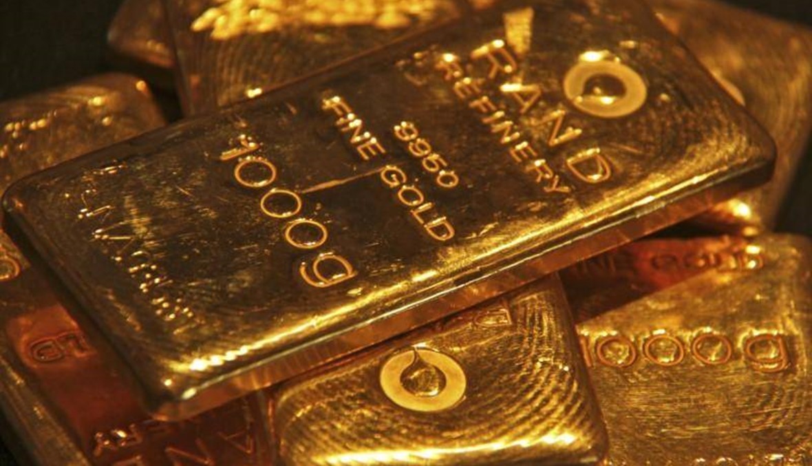 الذهب يهبط لليوم الرابع مع بقاء الدولار قوياً
