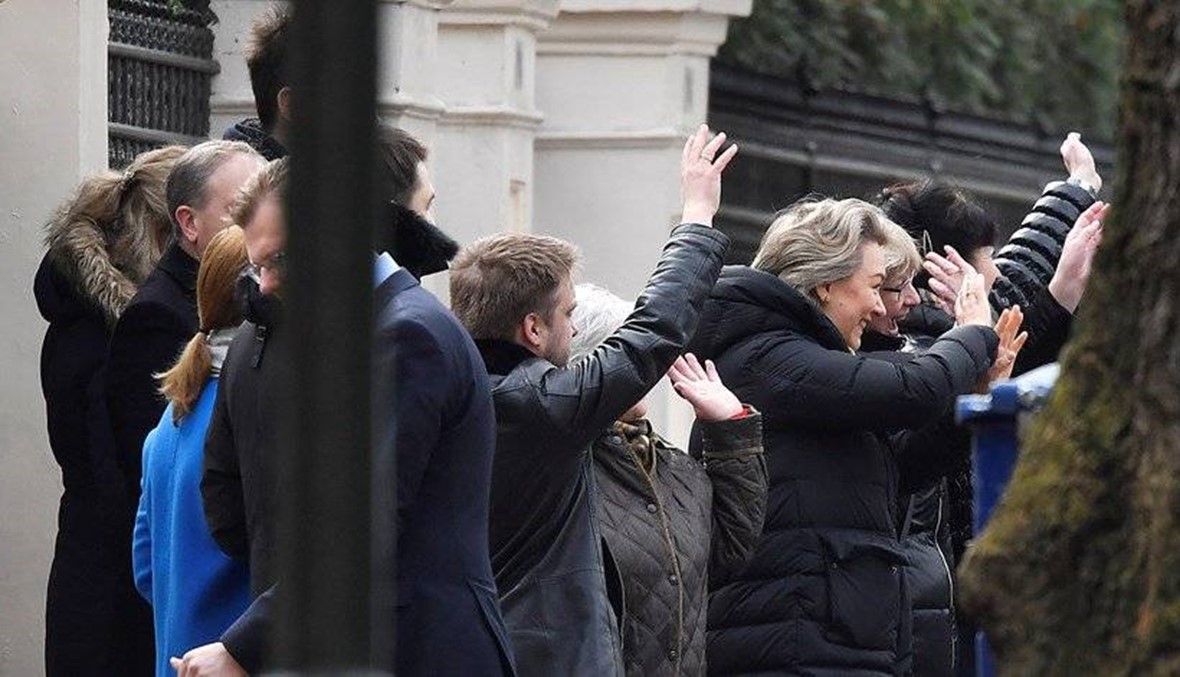 دبلوماسيون روس يغادرون سفارتهم في لندن