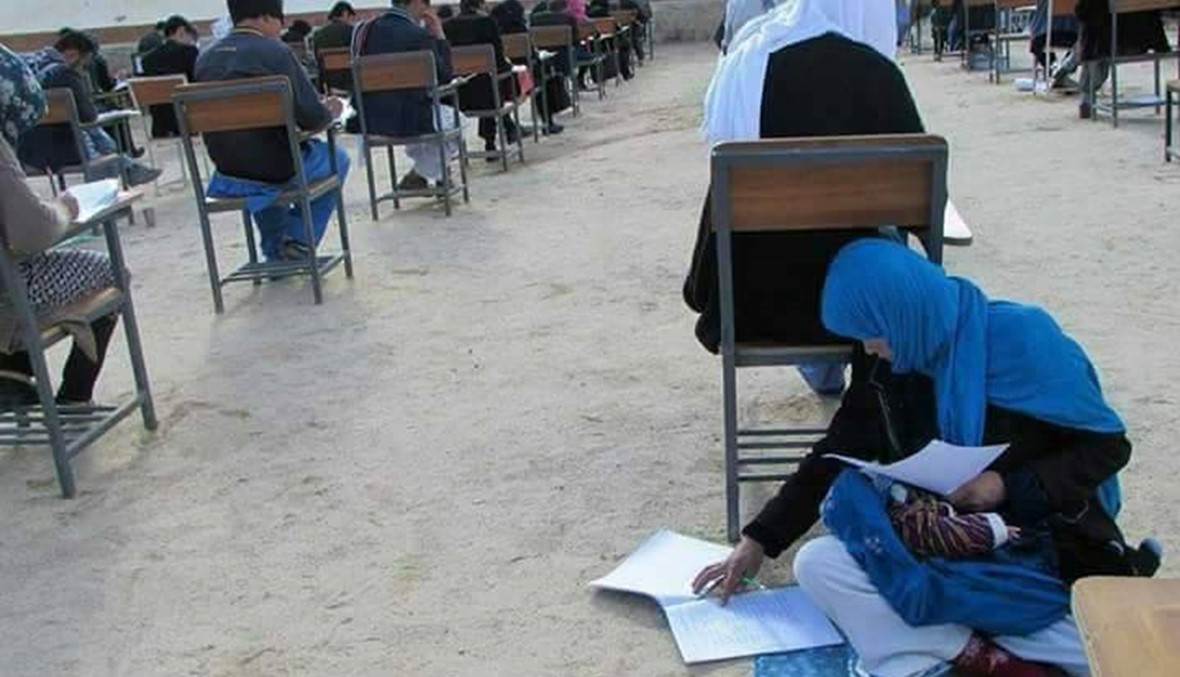 فتاة تعتني بطفلها أثناء تأدية امتحان