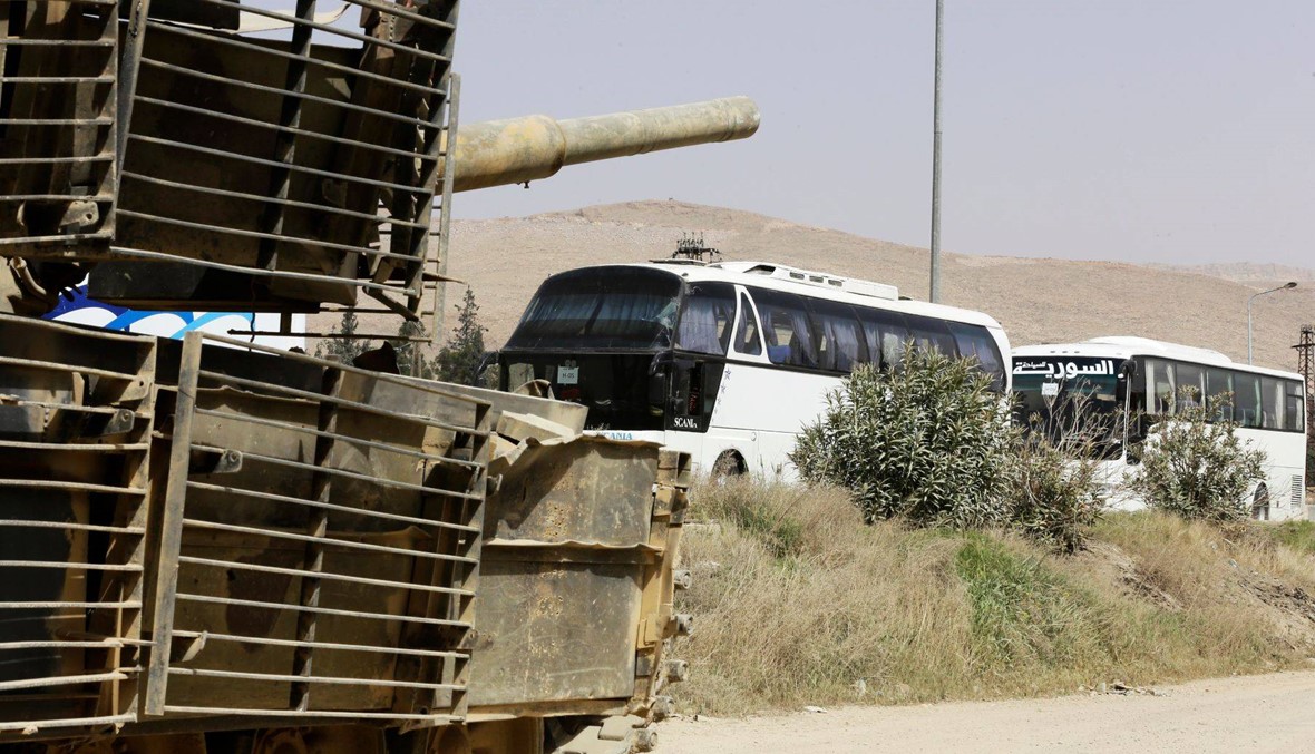 وصول حافلات تقلّ مقاتلين ومدنيين تم إجلاؤهم من الغوطة الشرقية إلى إدلب