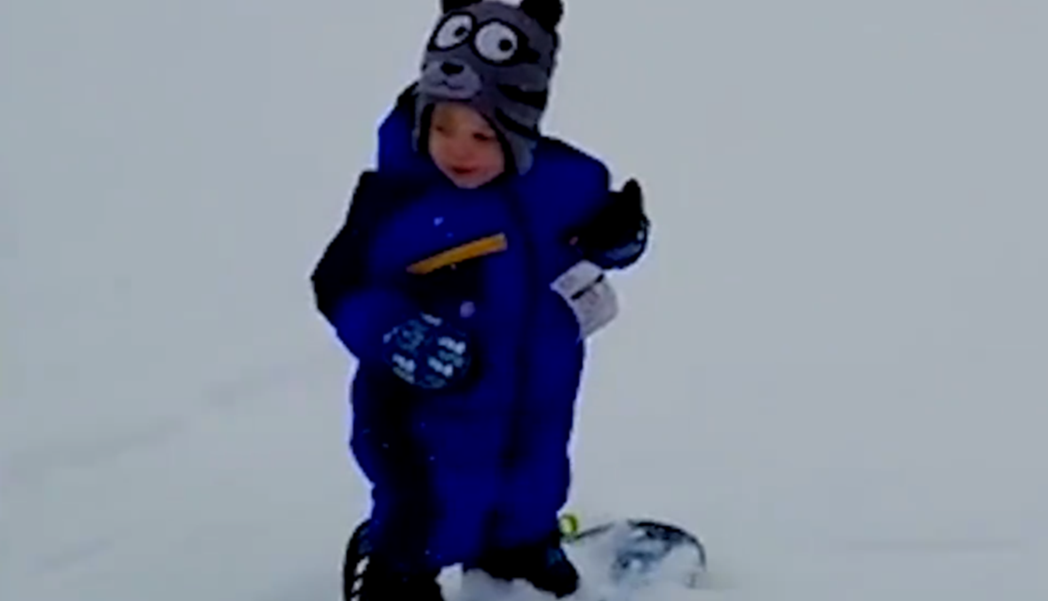 فيديو- ابن السنة ونصف السنة يتزلّج بمفرده على الثلج