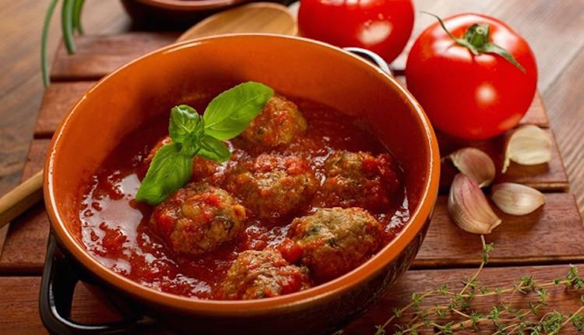 سمك التونة بصلصة البندورة: الخلّ والبصل من أهل البيت!