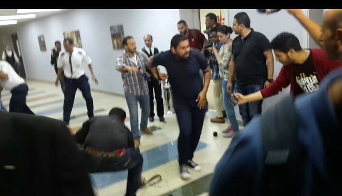 بالصور- في حفل تامر حسني... اعتداء على الصحافيين وتحطيم كاميرا