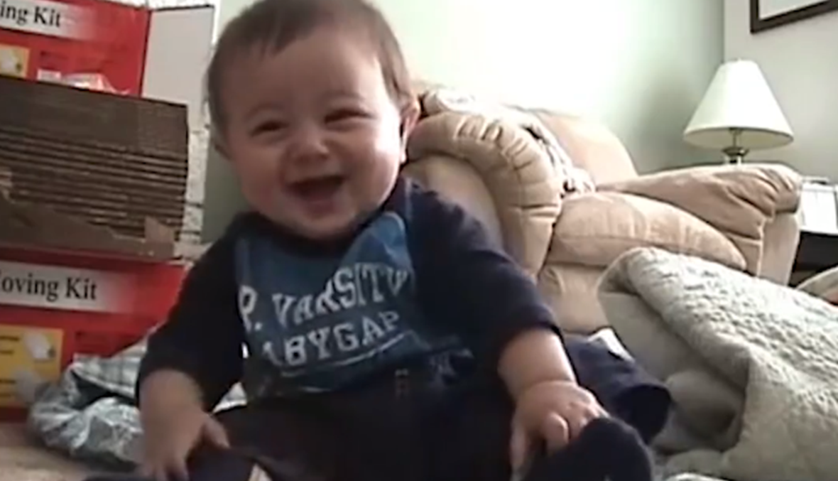 بالفيديو- طفل يدخل في نوبة ضحك كلّما سمع صوتاً غريباً