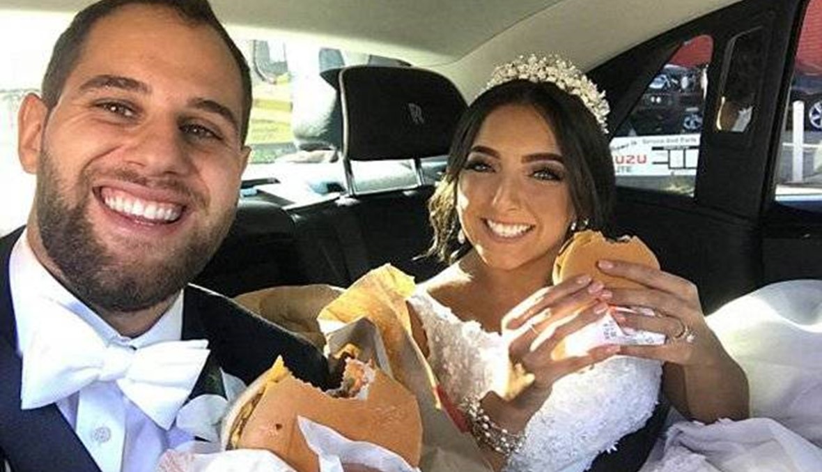 بالفيديو والصور- بسبب عشقهما "الماكدونالدز"، طلبا 400 همبرغر للضيوف في العرس