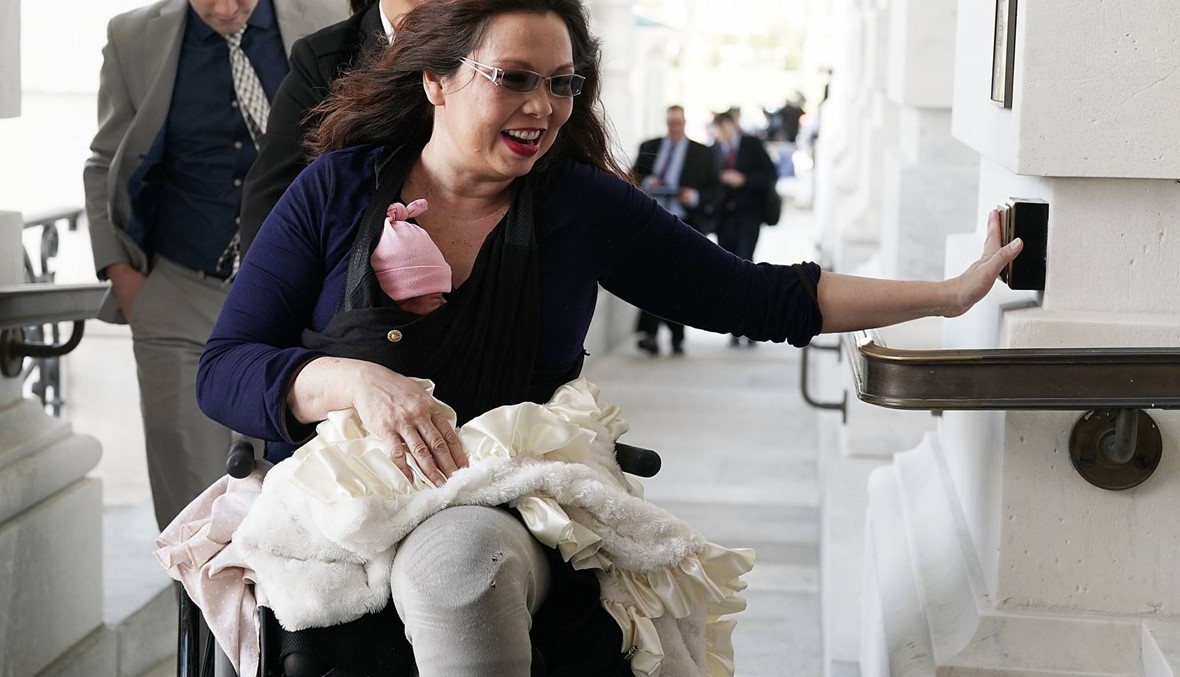 للمرّة الأولى في تاريخ مجلس الشيوخ الأميركي: سيناتورة تصوّت مع طفلتها الرضيعة