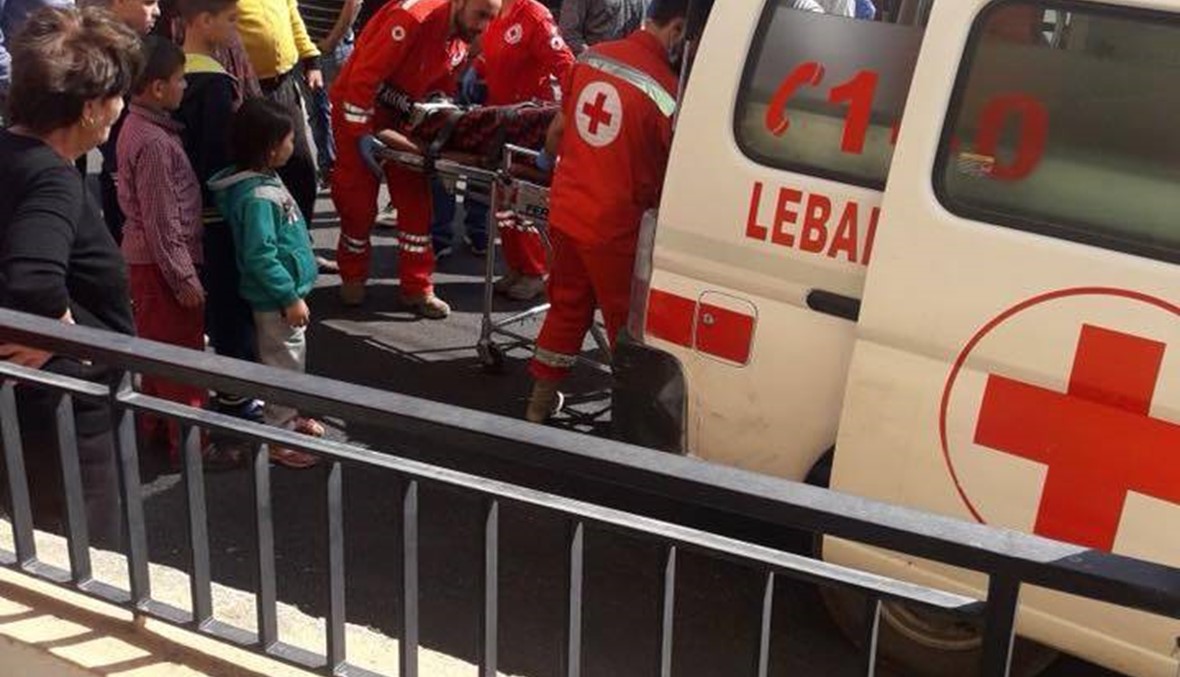 عناصر الصليب الاحمر خلال عمليتي الاسعاف في بلدة الشقدوف - عكار