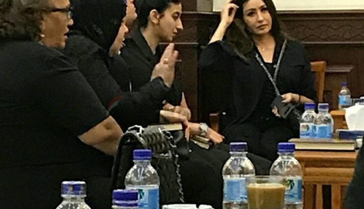 شيرين تعتدي بالضرب على صحافية في عزاء والدها... وأحمد حلمي ينقذ الموقف