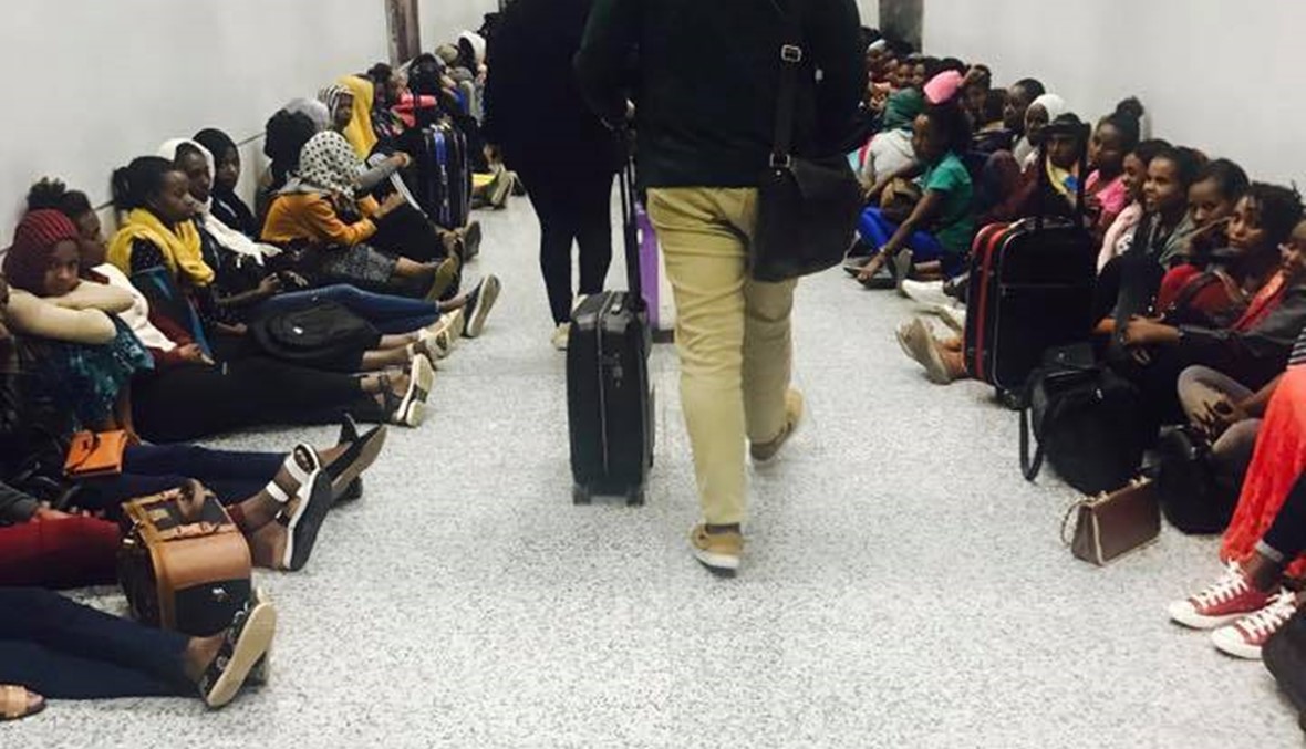 اتهامات بالعنصرية لمطار بيروت بسبب صورة عاملات ينتظرن دورهن على الأرض