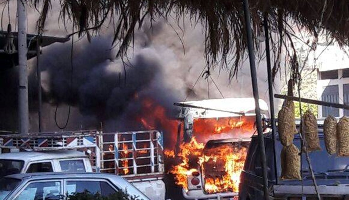 اندلاع حريق بفان لنقل الركاب على طريق عام حلبا (صور)
