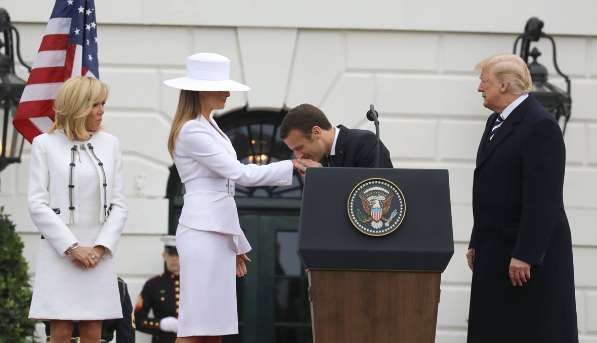 الرئيس الفرنسي يقبل يد السيدة الأميركية الأولى ميلانيا ترامب (أ ف ب).