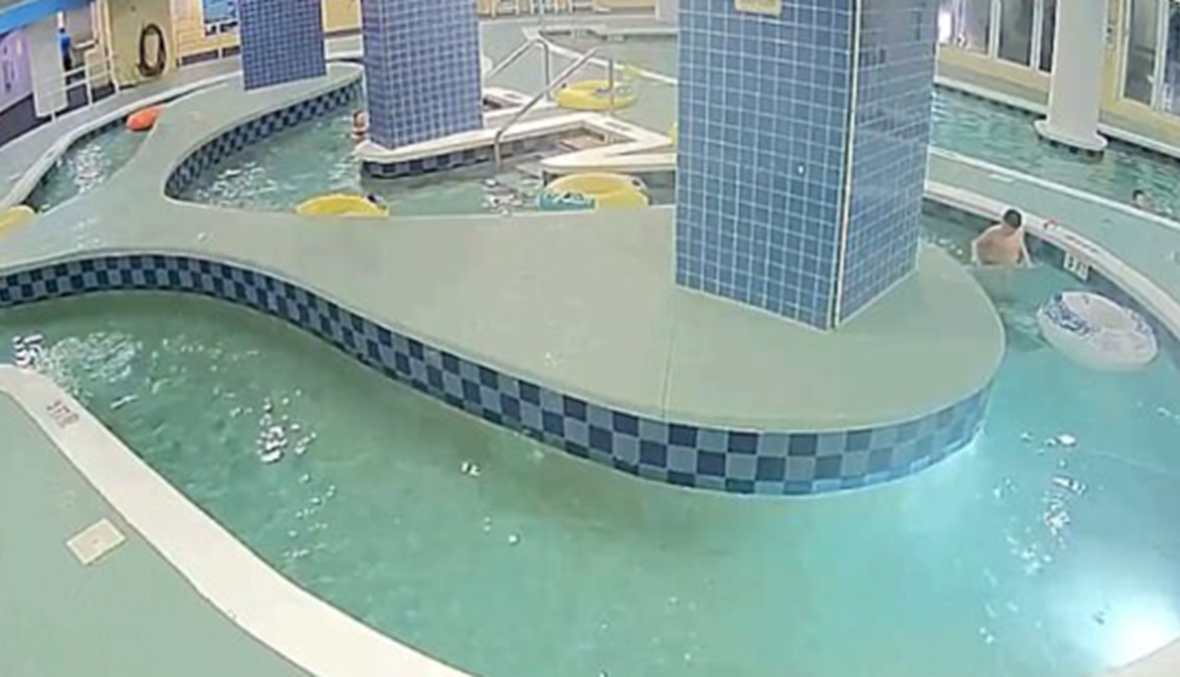 بالفيديو- ظل 10 دقائق تحت الماء بعدما علقت رجله في قضبان مجرى المياه