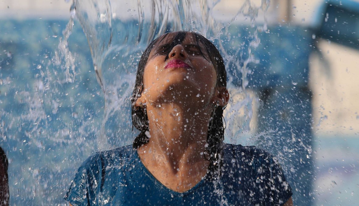 فتاة هندية تستمتع بحمام سباحة (أ ف ب).