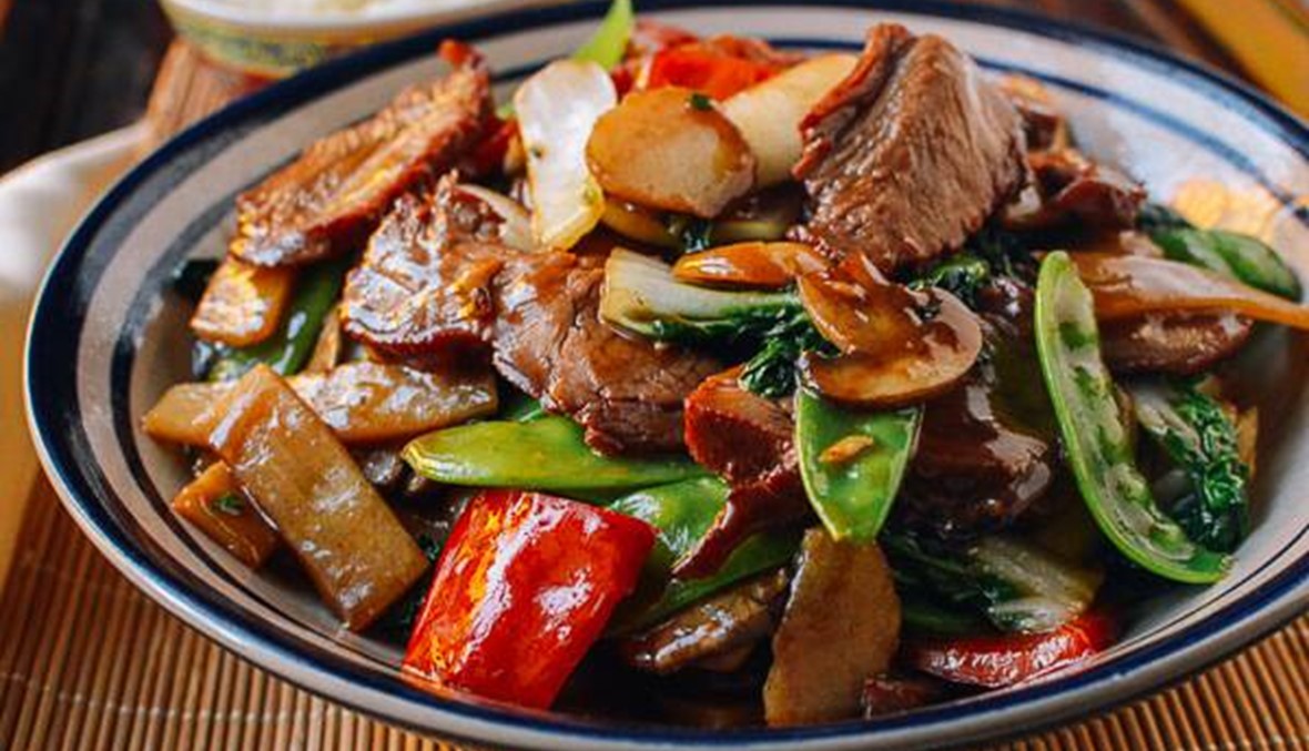 اللحم بالصينية مع الخضار... طبق مثالي للغداء