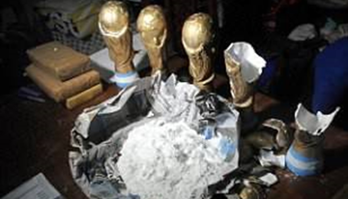 العثور على جوائز ذهبية لكأس العالم معبأة بالكوكايين