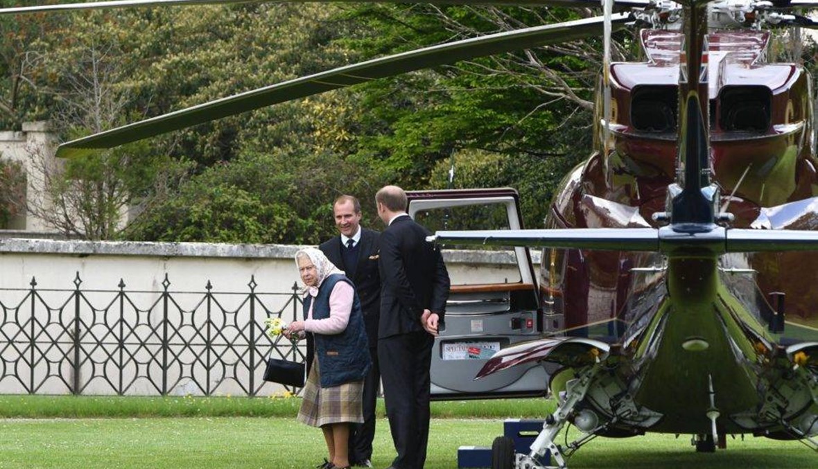 الملكة إليزابيث تزور الأمير لويس لأول مرّة منذ ولادته... استقلت المروحية تفادياً لزحمة السير
