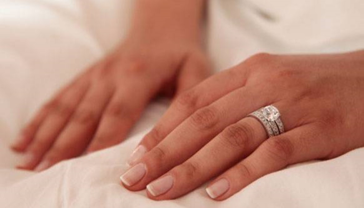 دراسة: ثلث النساء يخلعن خاتم الزواج قبل مقابلة العمل