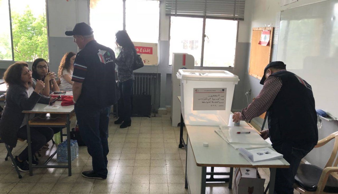 الداخلية: فتح مراكز الاقتراع في لبنان... هدوء أمني