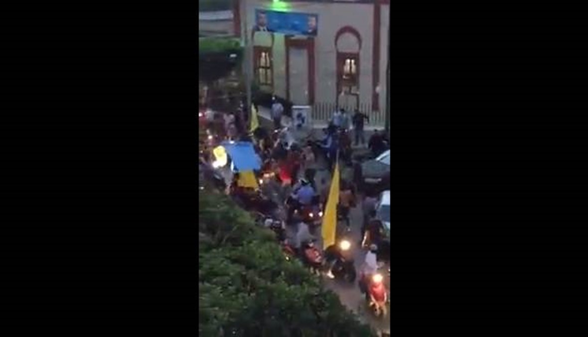 بالفيديو- فتنة متنقلة في شوارع بيروت