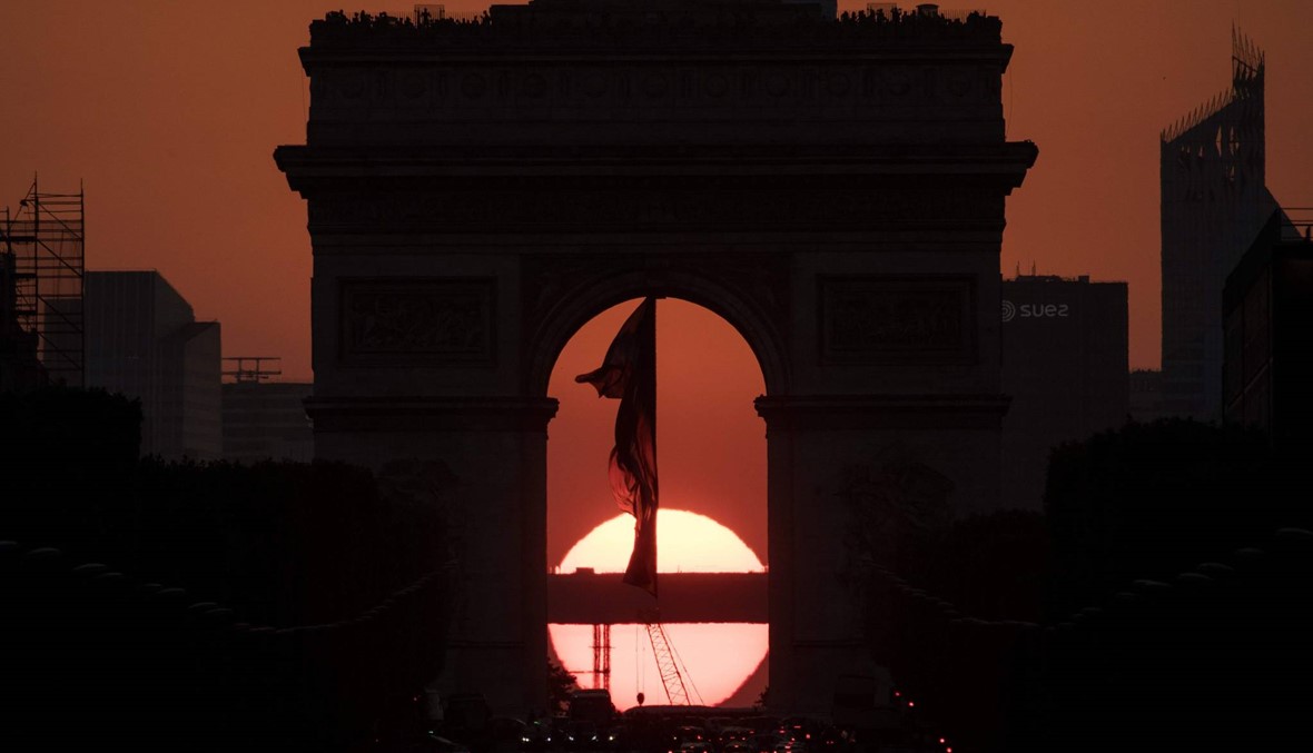 غروب الشمس في باريس (أ ف ب).