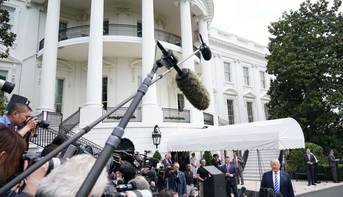 ترامب يهدّد صحافيي البيت الأبيض... "هل نسحب التصاريح؟"
