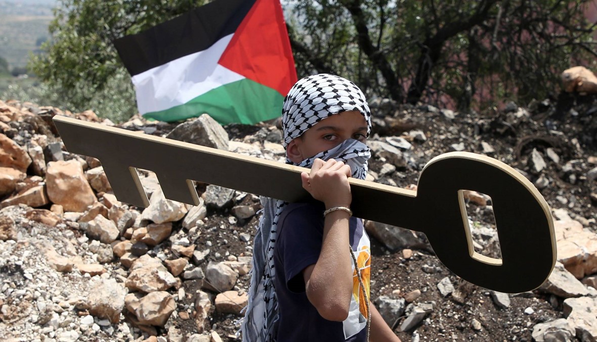 مئات الجرحى الفلسطينيين في مواجهات مع الجنود الإسرائيليين قرب قطاع غزة (أ ف ب).