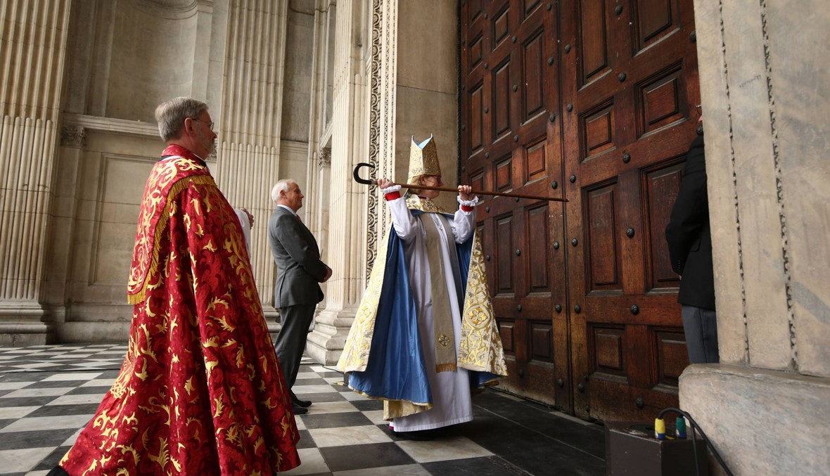 قرعت باب الكاتدرائية 3 مرات بعصاها... ساره مولالي أول امرأة تتولّى رتبة أسقف لندن