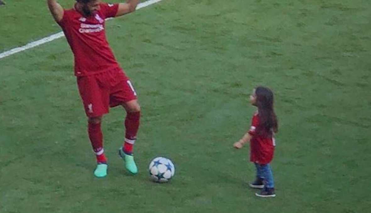بالفيديو: زوجة صلاح وابنته في الملعب
