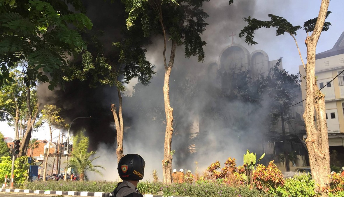 الانتحاريون وراء الهجوم على مقر للشرطة في اندونيسيا هم أسرة