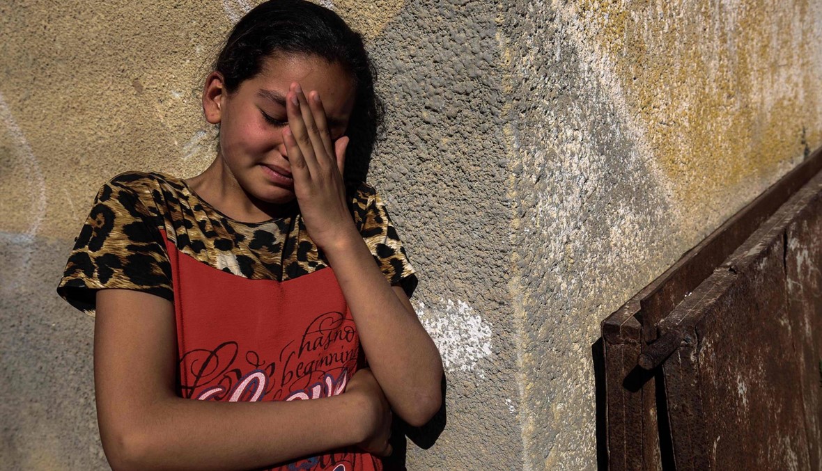 قريبة الضحية محمود أبو تيماء الذي سقط في تظاهرات غزة بالأمس تبكيه أثناء تشييعه (أ ف ب).