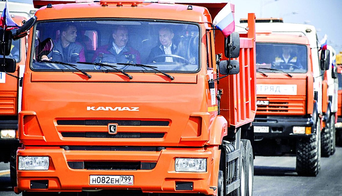 بوتين سائق شاحنة على "جسر القرم"