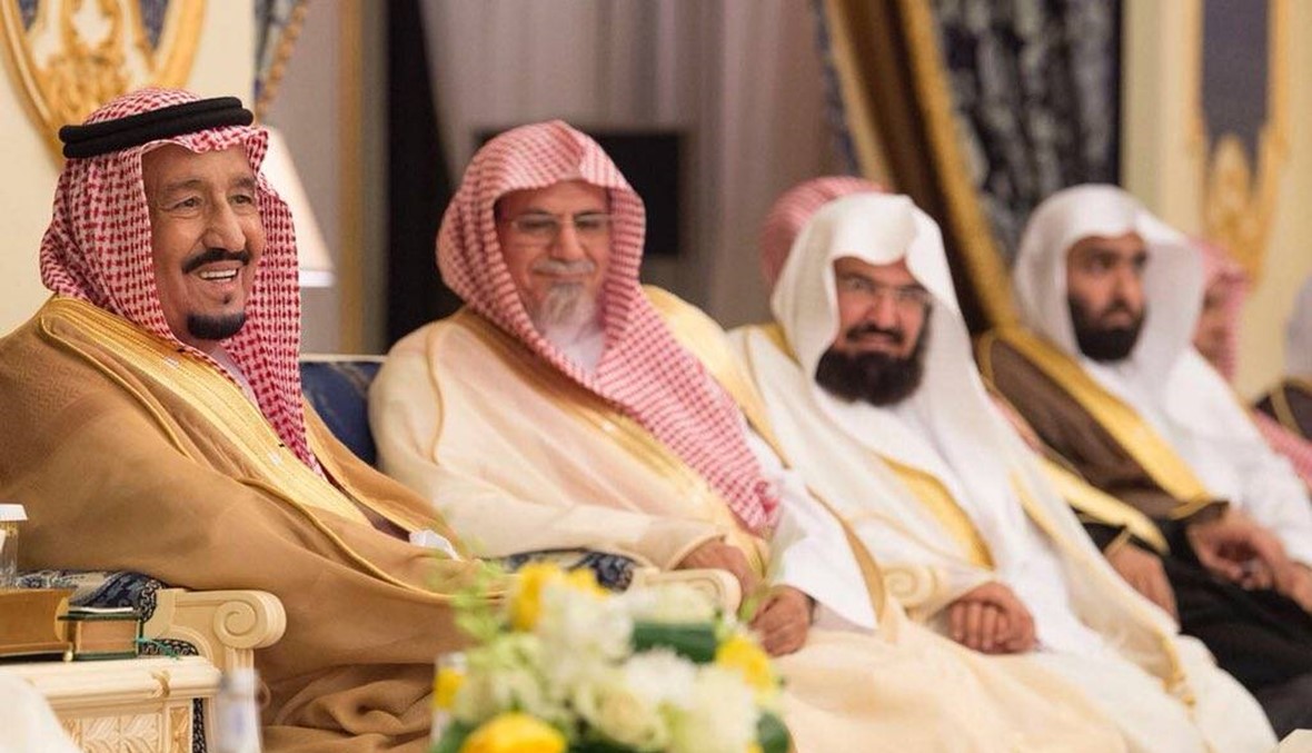 بالصور: الملك سلمان يتناول سحور أول أيام رمضان مع العائلة