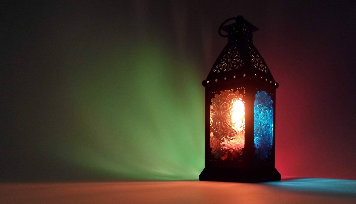 طقوس وعادات ودورة حياة مختلفة. رمضان يضيء ومصابيحه تلمع في الدعاء