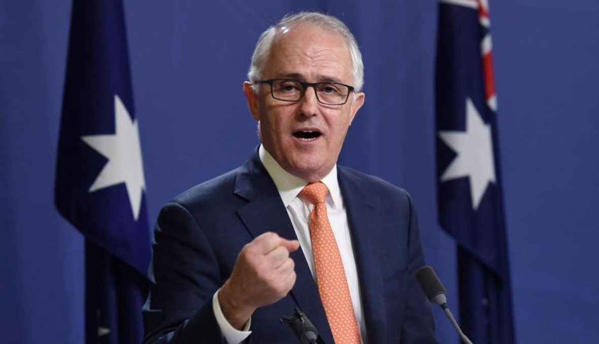 مواطن أوسترالي يشتم رئيس الوزراء لعدم احترام دوره في صف حانة