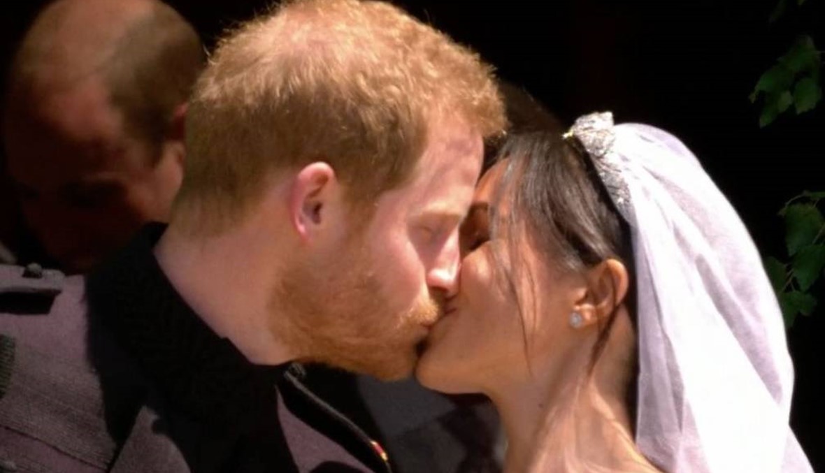 القبلة العلنية الأولى للزوجين هاري وميغان (صور وفيديو)